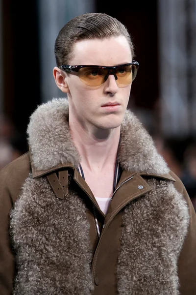 Look 15
